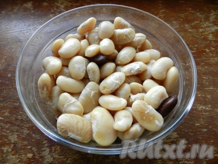 Фасоль, предварительно замоченную на ночь в холодной воде, отварить в течение часа до готовности. Посолить по вкусу за 10 минут до окончания варки. Затем воду слить, оставив немного для пюре.