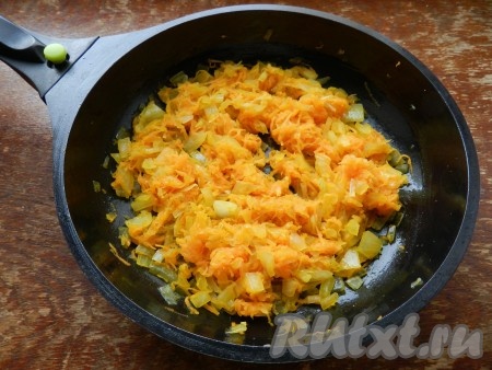 Обжарить на растительном масле лук и морковь, немного посолить и поперчить.