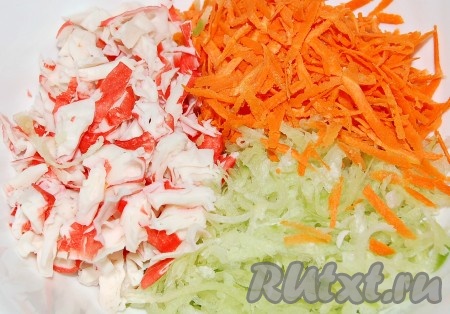 Подготовленные продукты собрать в одной миске.