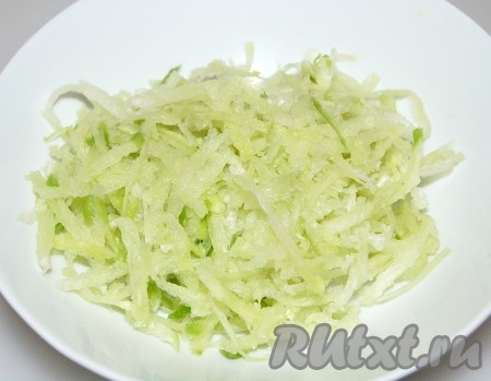 Редьку натереть на крупной терке.