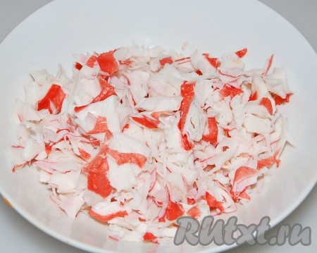 Крабовые палочки нарезать тонкими ломтиками.
