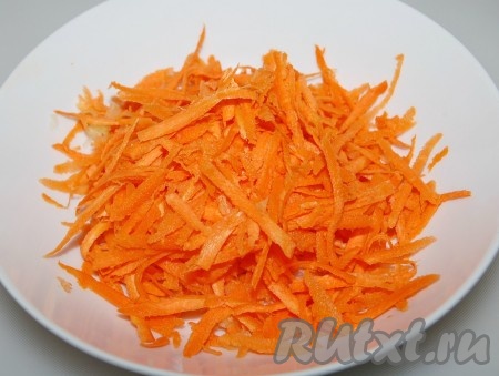 Морковь натереть на крупной терке.