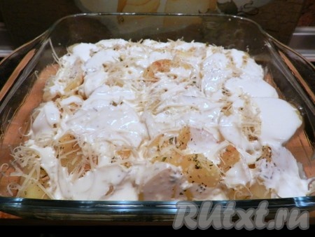 Выложить второй слой картофеля, снова посыпать солью, специями и сыром. Залить сливками.
