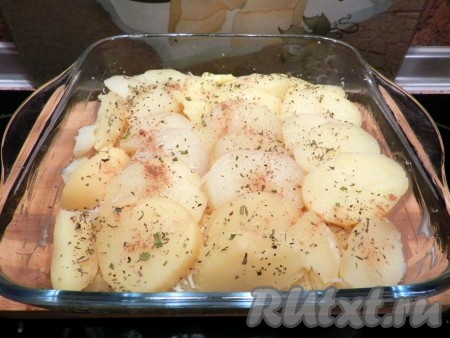 Сверху посыпать солью, специями и натёртым сыром.
