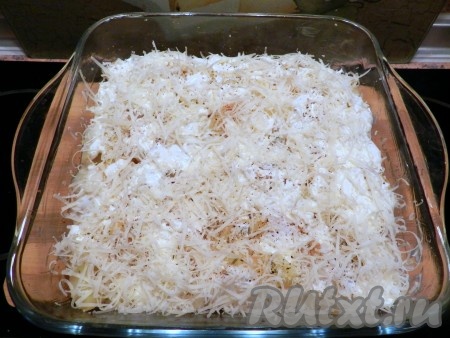 Верхним слоем должен быть натёртый сыр.
