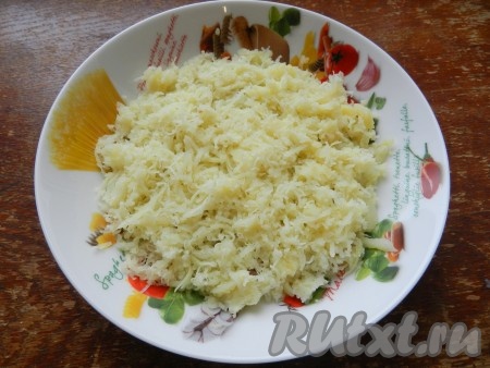 Следующим слоем расположить натертый на мелкой терке картофель, немного посолить, поперчить. Смазать майонезом. У яиц отделить белок от желтка, желток отложить, а белок натереть на терке поверх картофеля и также смазать майонезом.
