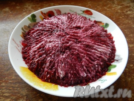 Так же поступить со свеклой - натереть на терке и разложить равномерно поверх моркови, смазать майонезом.