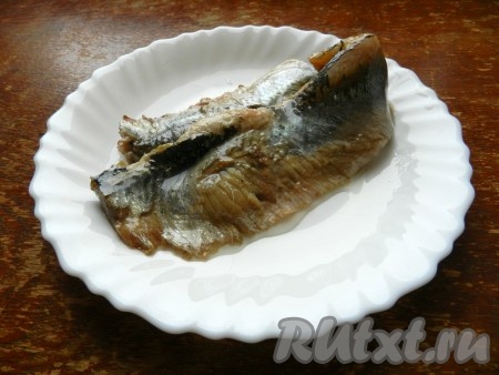Филе сельди очистить от кожи и костей.