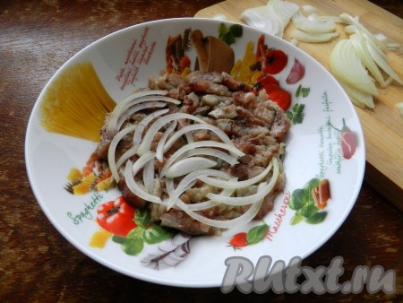 Селедку мелко нарезать, уложить на дно тарелки. Сверху разложить тонко нарезанный репчатый лук.