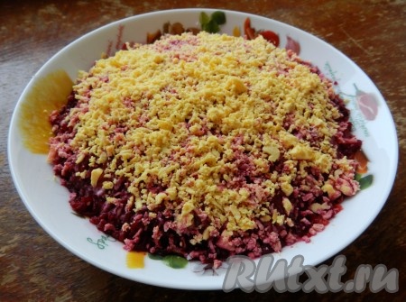 Украсить селедку под шубой натертыми на терке желтками, убрать в холодильник на 20-30 минут, чтобы он настоялся, и подавать.
