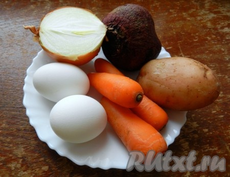 Всем известно, что в салате "Селедка под шубой" ингредиенты располагаются послойно. Количество и порядок слоев каждый выбирает по своему вкусу.
Овощи и яйца отварить, остудить и очистить.
