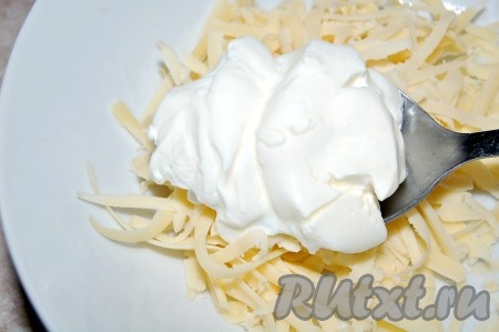 Сыр натереть на крупной терке, приготовить жирные сливки или сметану.