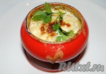 Через 20-30 минут рыба в горшочке будет готова. Можно вынимать из духовки.