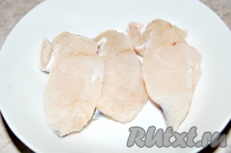 Филе рыбы нарезать на несколько кусочков. Подойдет любая рыба с белой плотной мякотью.