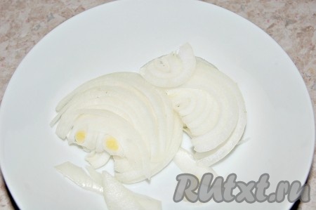 Лук репчатый нарезать тонкими полукольцами.
