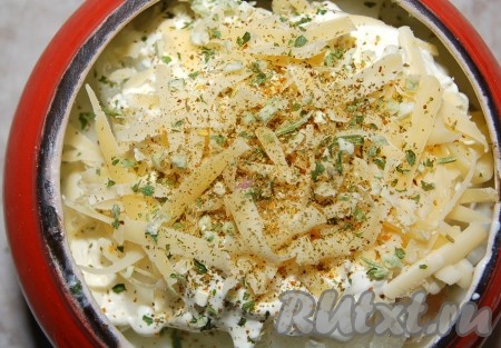 Затем выложить остальные кусочки рыбы, весь оставшийся лук, все сливки и сверху высыпать весь сыр. Посыпать специями, посолить.
