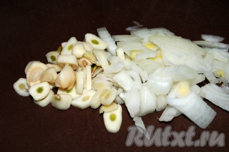 Нарезать достаточно мелко репчатый лук и чеснок.