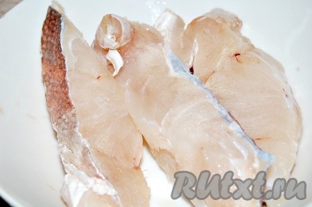 Вслед за томатами отправить в жаровню кусочки филе рыбы.
