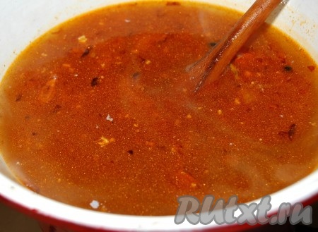 Когда лук с чесноком, паприкой и острым перцем обжарятся, вылить в жаровню процеженный рыбный бульон, перемешать.
