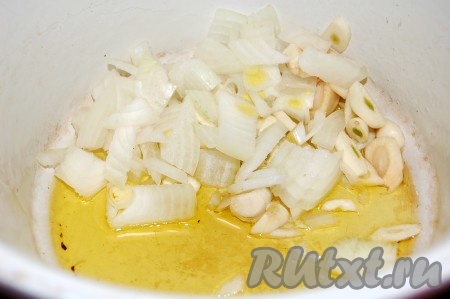 Взять жаровню, налить в нее оливковое масло, опустить лук с чесноком и обжаривать их 5 минут.