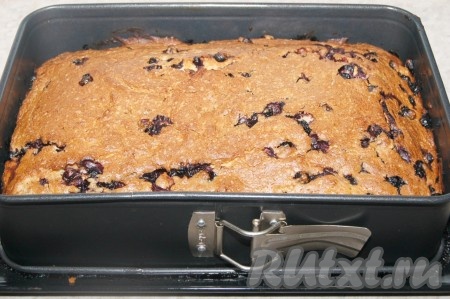 Проверить готовность пирога с помощью лучинки (или зубочистки) и если пирог готов, вытащить его из духовки.