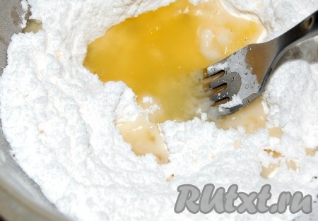 Для приготовления глазури смешать сахарную пудру с апельсиновым соком и взбить с помощью вилки.