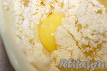 Затем добавлять поочередно просеянную муку с разрыхлителем и яйца: несколько ложек муки, затем 1 яйцо, затем несколько ложек муки и снова 1 яйцо и т.д. пока не израсходуется вся мука и все яйца.