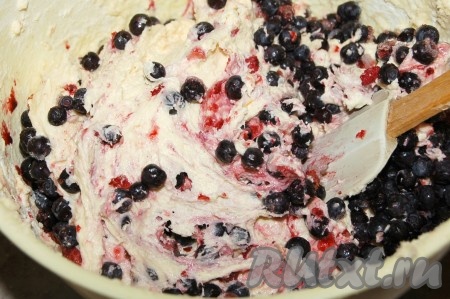 Теперь добавить замороженные ягоды. Размораживать их не надо. Высыпать прямо в тесто, аккуратно перемешать.
