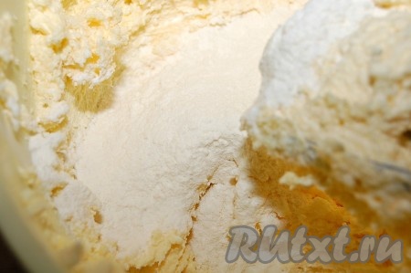 Затем добавлять поочередно просеянную муку с разрыхлителем и яйца: несколько ложек муки, затем 1 яйцо, затем несколько ложек муки и снова 1 яйцо и т.д. пока не израсходуется вся мука и все яйца.
