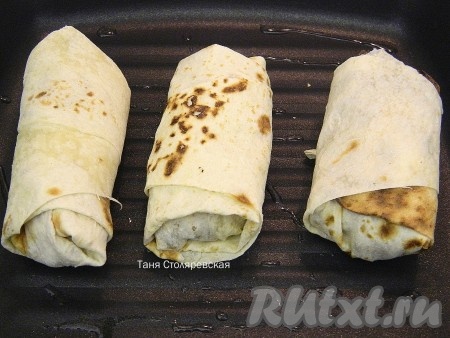 Обжариваем рулетики на сковороде с обеих сторон практически без масла.