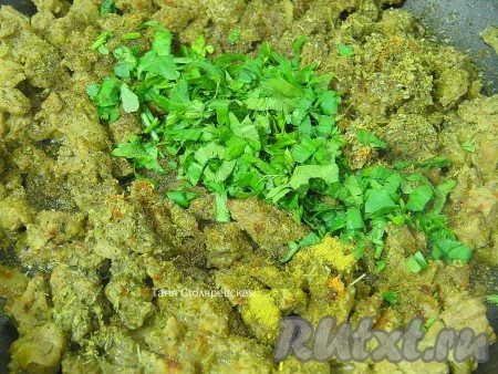 Добавляем мясо и тушим до его готовности.