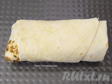 Заворачиваем как блинчик в направлении узкого конца треугольника. Наш рулетик готов.