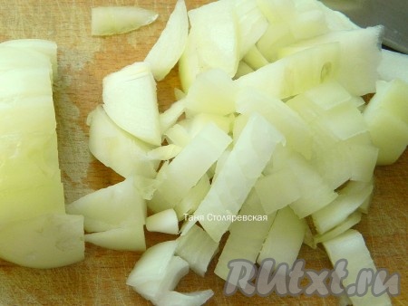 Измельчаем лук.