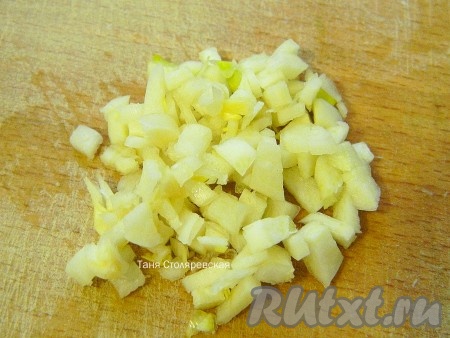 Мелко режем чеснок.