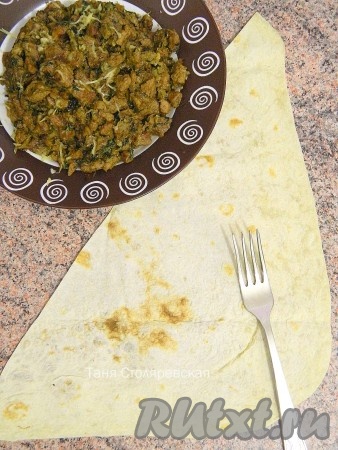 Разворачиваем треугольник широкой частью к себе.