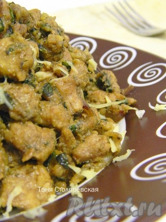 Добавляем сыр. И выключаем сковороду. Наша начинка готова!