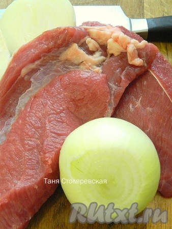 Готовим начинку. Я решила приготовить ее из мелко нарезаного мяса с луком, сыром и зеленью.