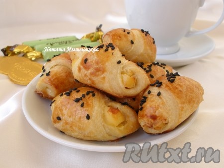 Аппетитные, вкусные рогалики из дрожжевого слоеного теста готовы.
