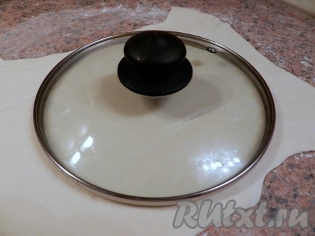 Тонко раскатать тесто и вырезать окружность. Для этой цели удобно использовать крышку от кастрюли подходящего диаметра.