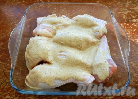Залить части курицы маринадом из йогурта. Тщательно обмазать кусочки курочки со всех сторон, чтобы маринад полностью покрывал мясо и оставить на 1-2 часа. Затем запечь в разогретой до 200 градусов духовке в течение 40-45 минут.