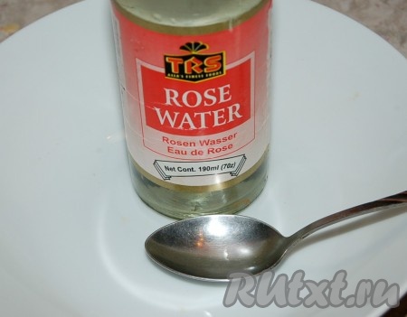 Добавить розовую воду, мед, горячую воду. Поставить на огонь, довести до кипения и варить 7 минут. Во время варки закрыть кастрюльку крышкой.