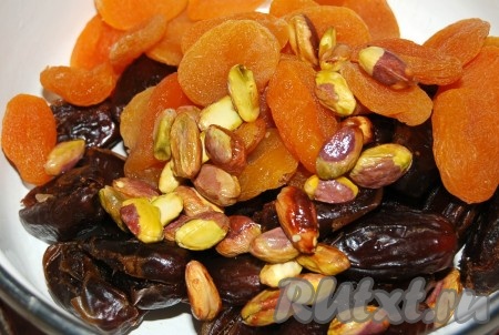 Смешать в небольшой кастрюльке финики, курагу и фисташки.