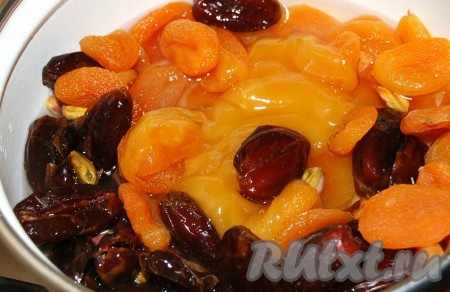 Добавить розовую воду, мед, горячую воду. Поставить на огонь, довести до кипения и варить 7 минут. Во время варки закрыть кастрюльку крышкой.