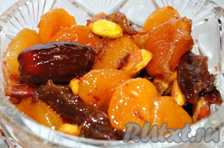 Готовую вареную смесь кураги с медом и орехами охладить и переложить в вазочки. А если добавить больше воды при варке, то можно использовать, как густой компот. В обоих случаях будет очень вкусно.