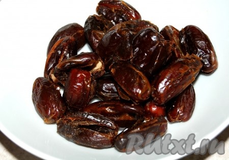 Приготовить сушеные финики, вытащить из них косточки.