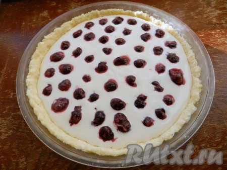 Для получения творожно-сметанной&nbsp;заливки в отдельной миске нужно творог растереть вилкой с яйцом и 100 граммами сахара, добавить сметану, перемешать до однородности. Тесто достать из холодильника, вылить на него заливку и выложить ягоды. Поставить форму в разогретую до 180 градусов духовку, выпекать творожный пирог с творожно-сметанной заливкой и ягодами&nbsp;35-40 минут. Заливка должна схватится.