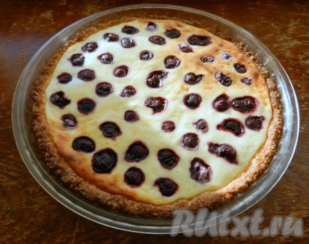 Достать готовый пирог из духовки. Этой выпечке перед нарезанием нужно дать полностью остыть прямо в форме.