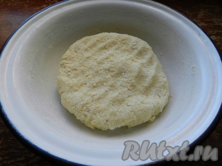 Замесить мягкое, не липнущее тесто. Если тесто будет сильно липнуть к рукам - добавьте немного муки, если же не будет собираться в ком - влейте 1-1,5 столовых ложки холодной воды.