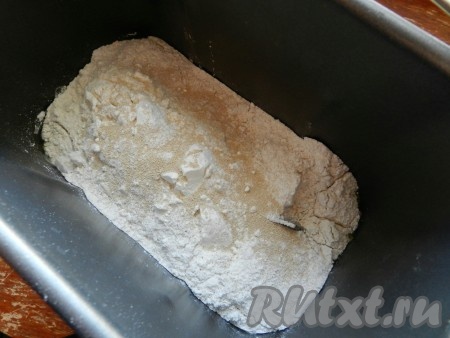 В контейнер хлебопечки выложить ингредиенты в следующем порядке: вода, соль, сахар, масло, оба вида муки (предварительно смешать вместе), дрожжи.