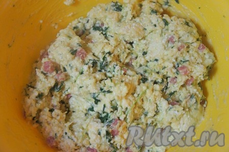 Тщательно перемешать все ингредиенты. Тесто для приготовления творожных маффинов с сыром и ветчиной готово.
